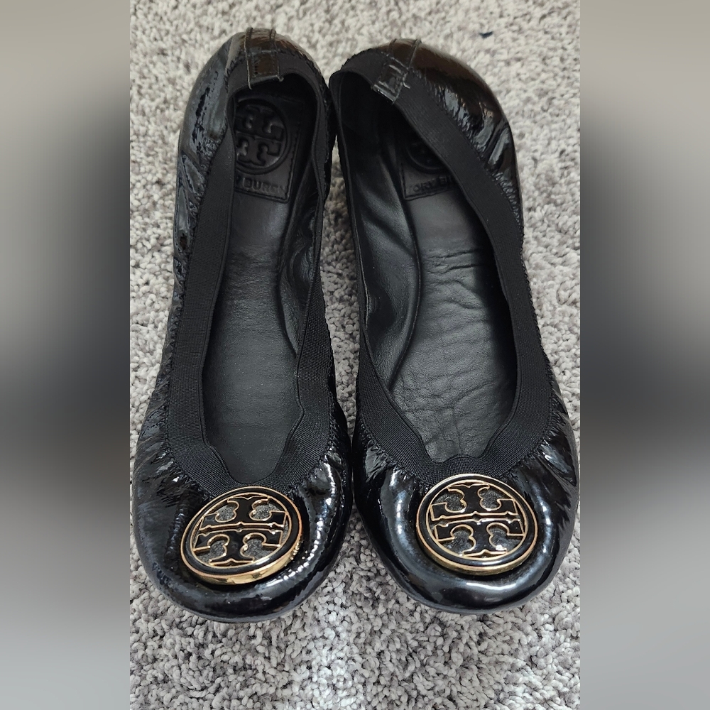 Tory Burch $189 Caroline Patent Leather Ballet Flats Size 8 Black Gold Logo - Picture 3 of 4